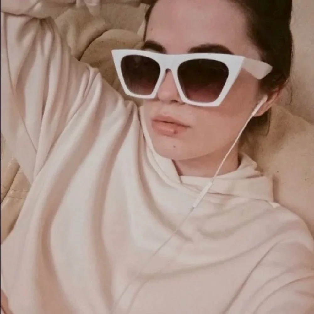 Oversized White Cat Eye Sunglasses - Picture 3 of 7
